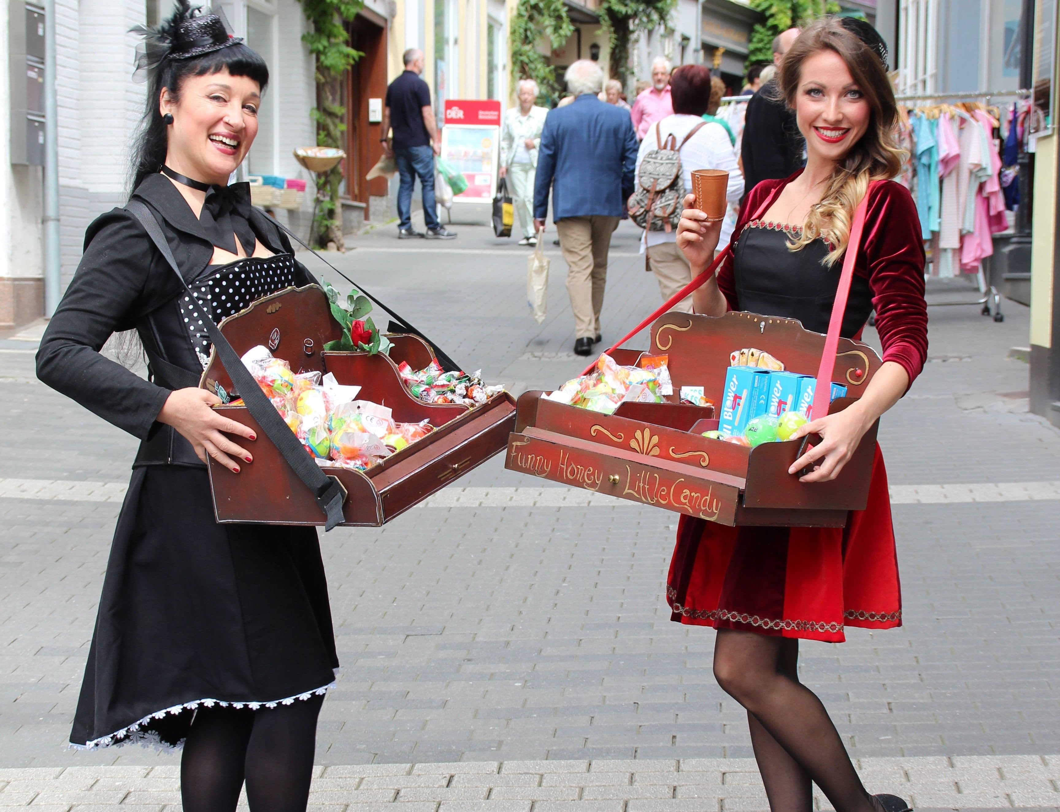 Galeriebild für Charmante Bauchladendamen - Walk-Act