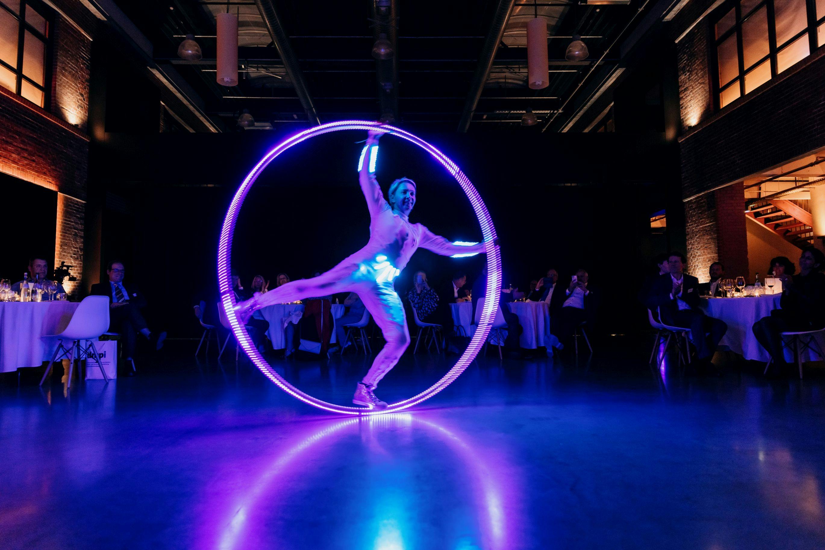 Galeriebild für LED Cyr Wheel mit LED Anzug