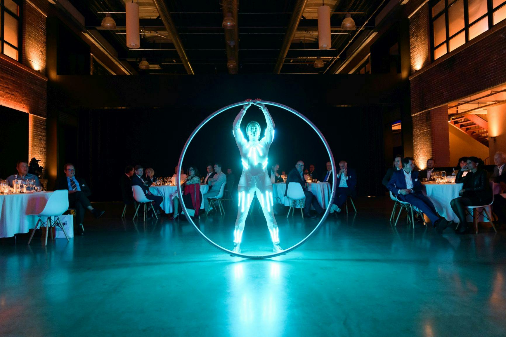 Galeriebild für LED Cyr Wheel mit LED Anzug