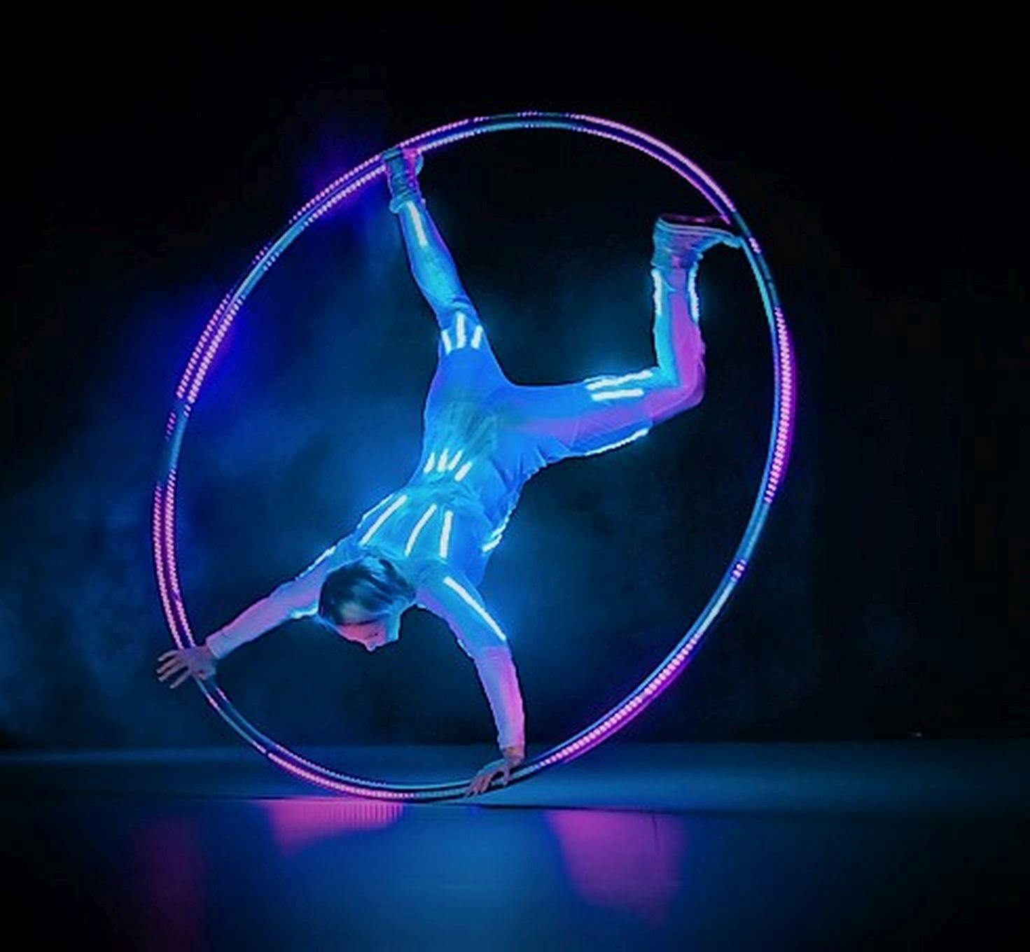 Galeriebild für LED Cyr Wheel mit LED Anzug