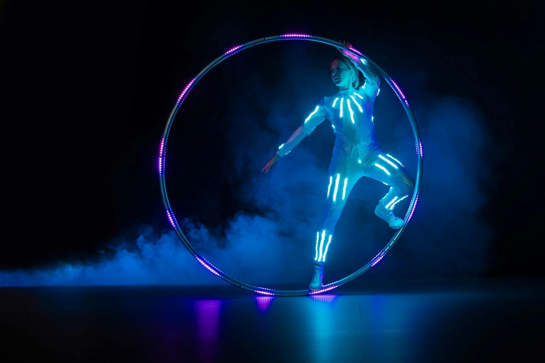 Galeriebild für LED Cyr Wheel mit LED Anzug