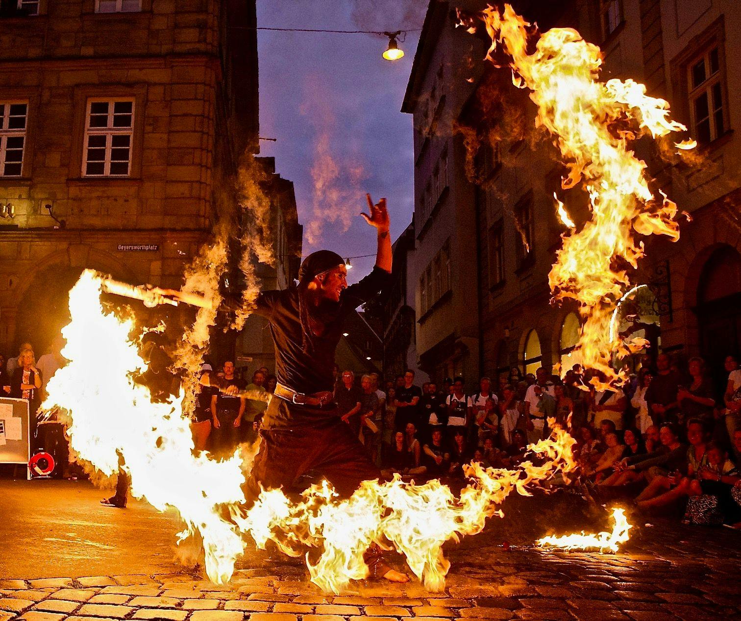 Galeriebild für Akrobatische Feuershow