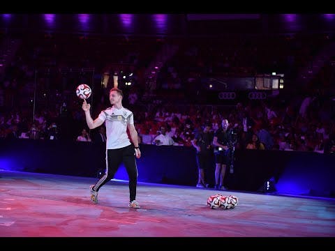 Football Freestyle Juggling Halftime Show - Sebastian Landauer