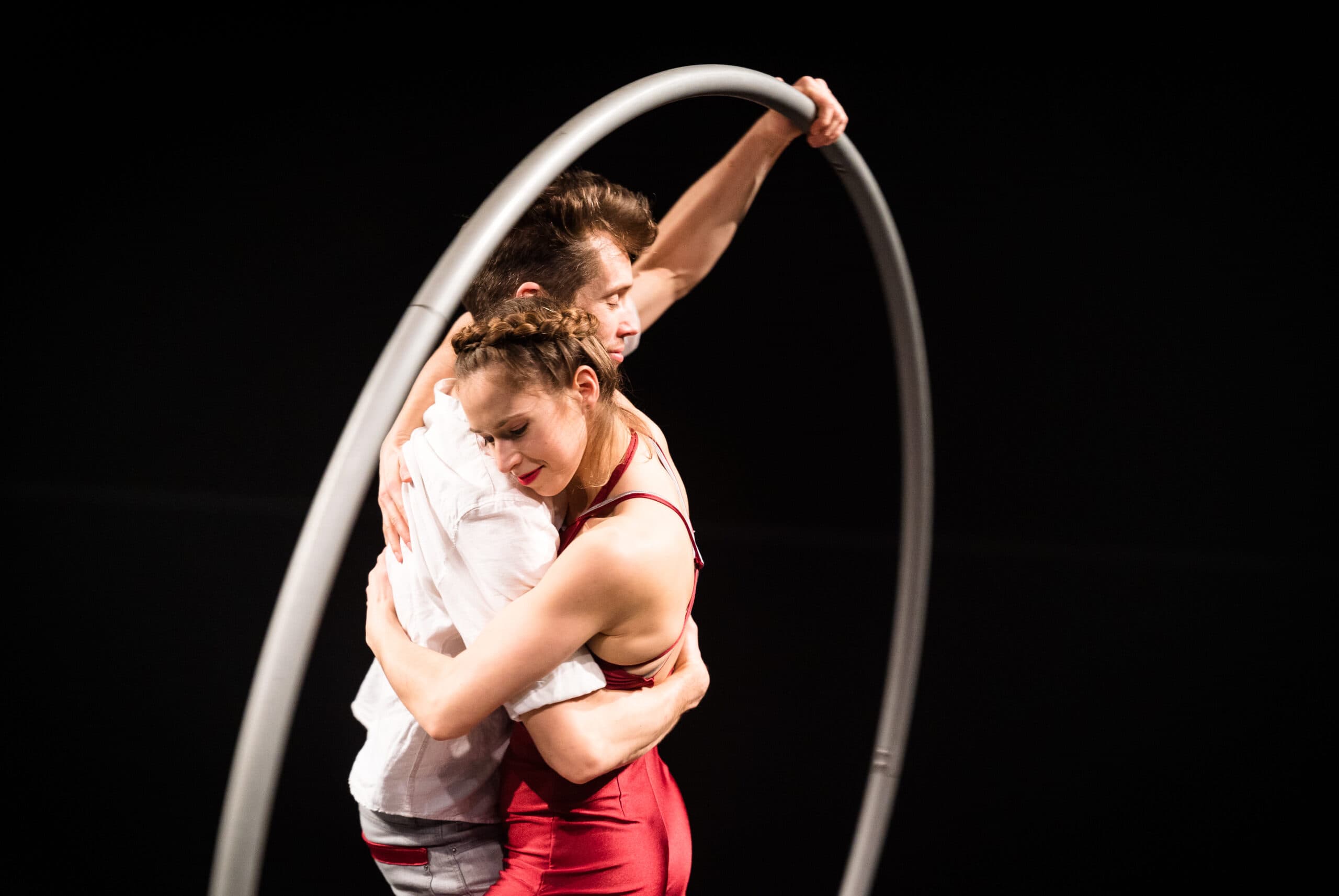 Duo LéOlé: Begegnungen im Cyr Wheel, die den Moment anhalten